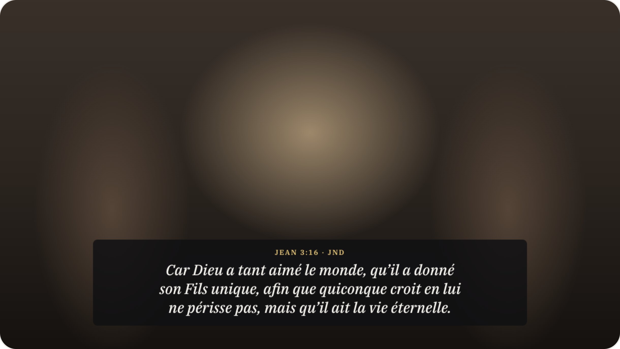 Dans le logiciel de diffusion, Jean 3:16 s’affiche dans un cadre sombre en bas de l’image de la caméra.